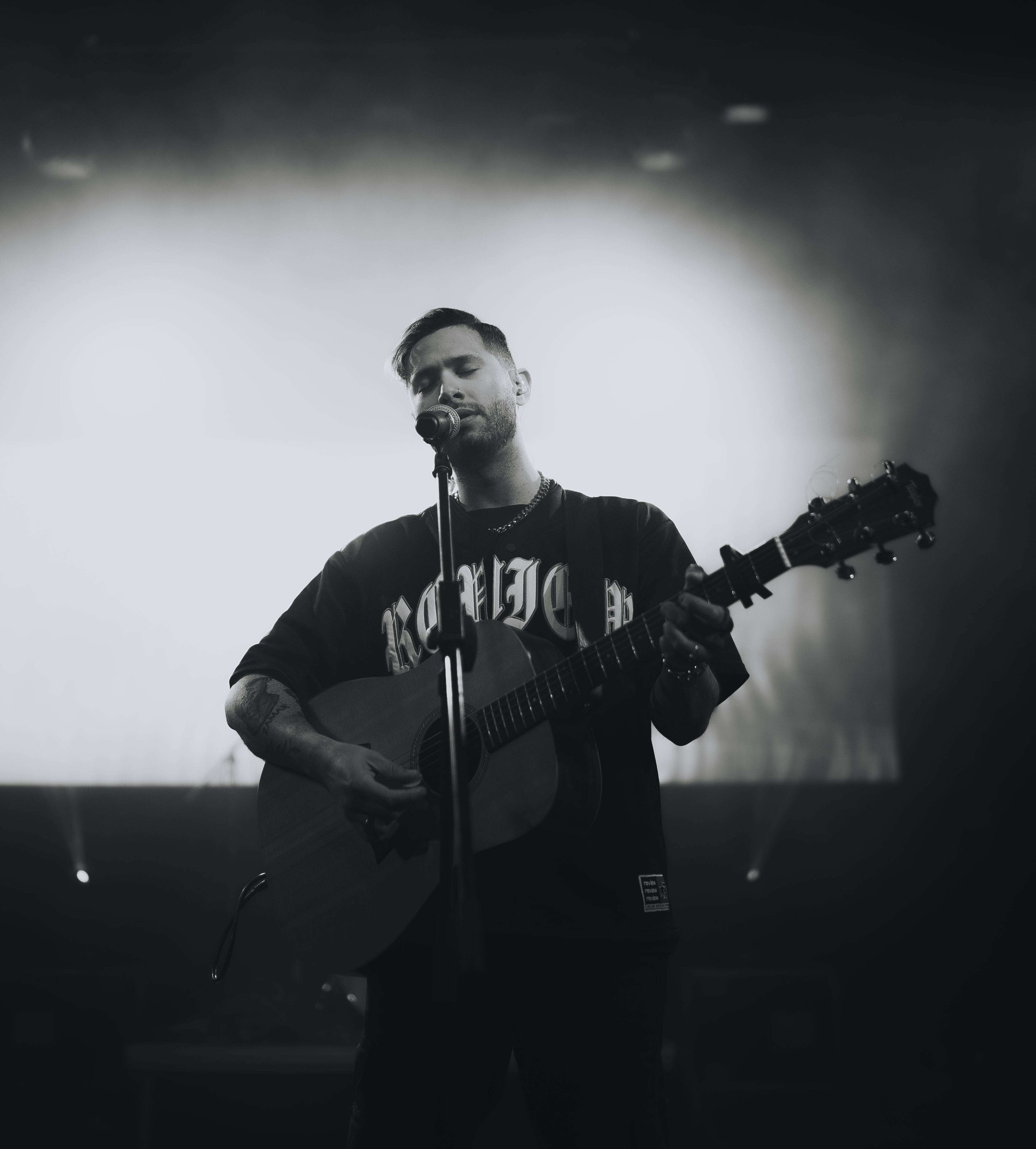 Man met gitaar en microfoon