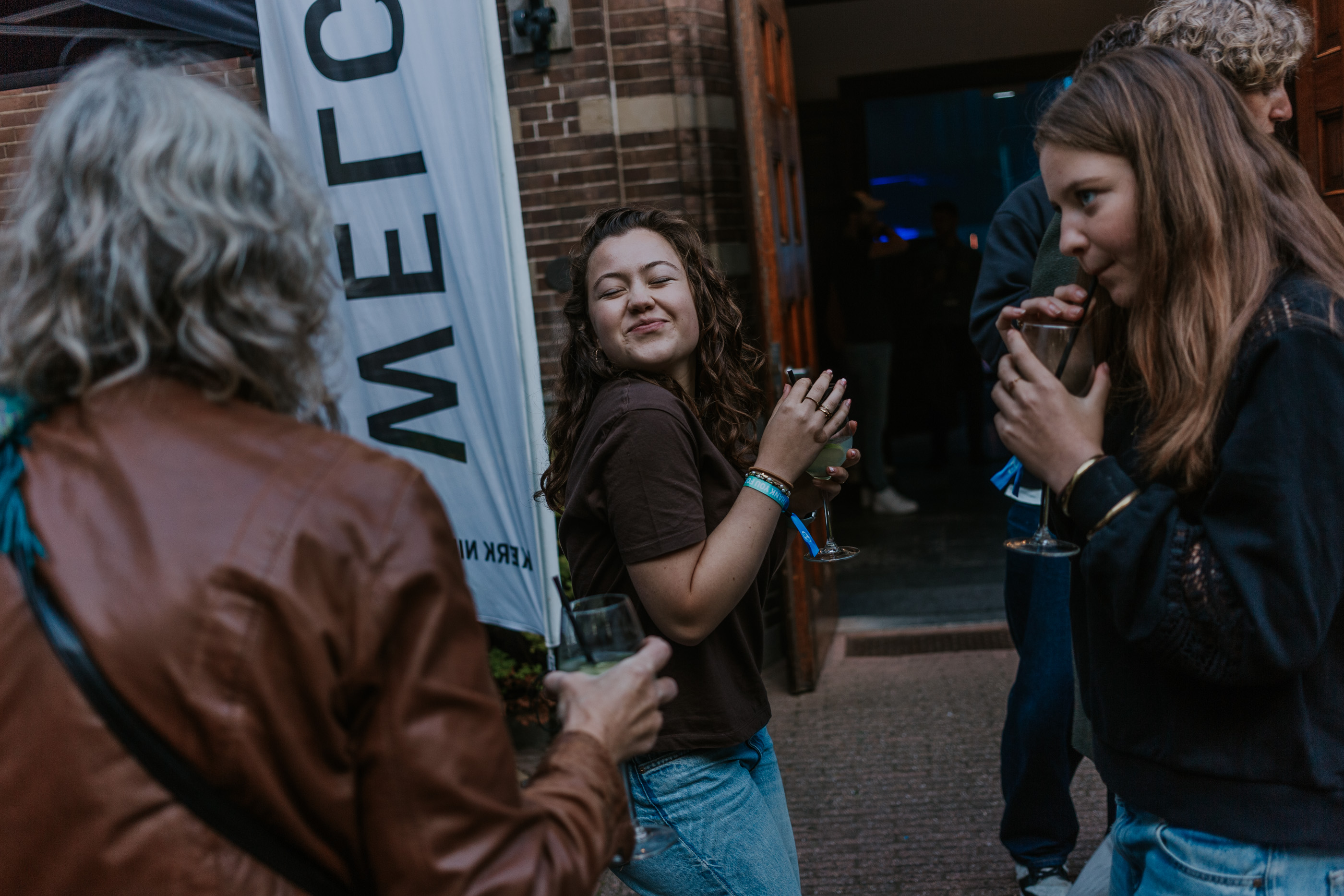 vrouw lachend op de foto