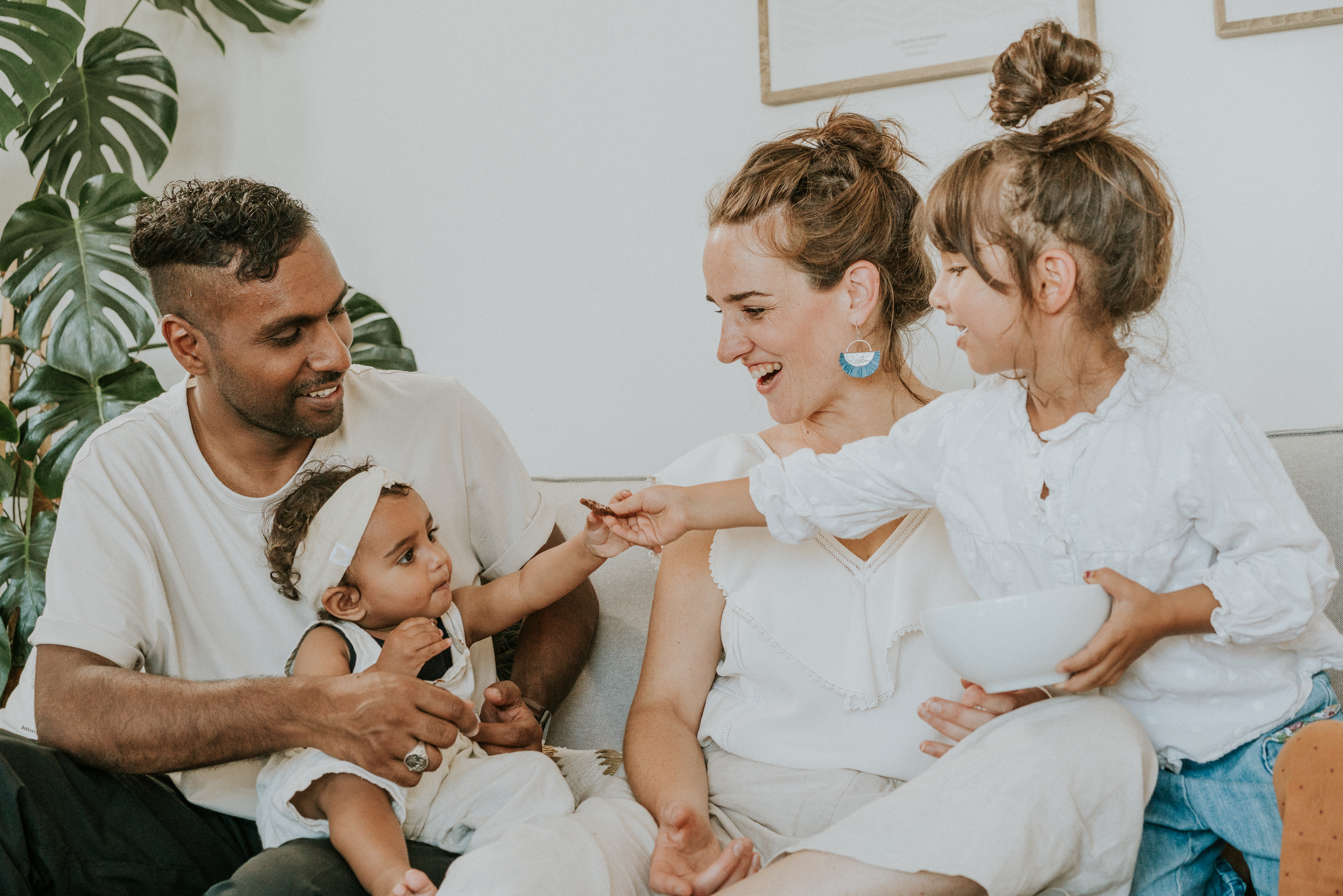 Familie im Wohnzimmer