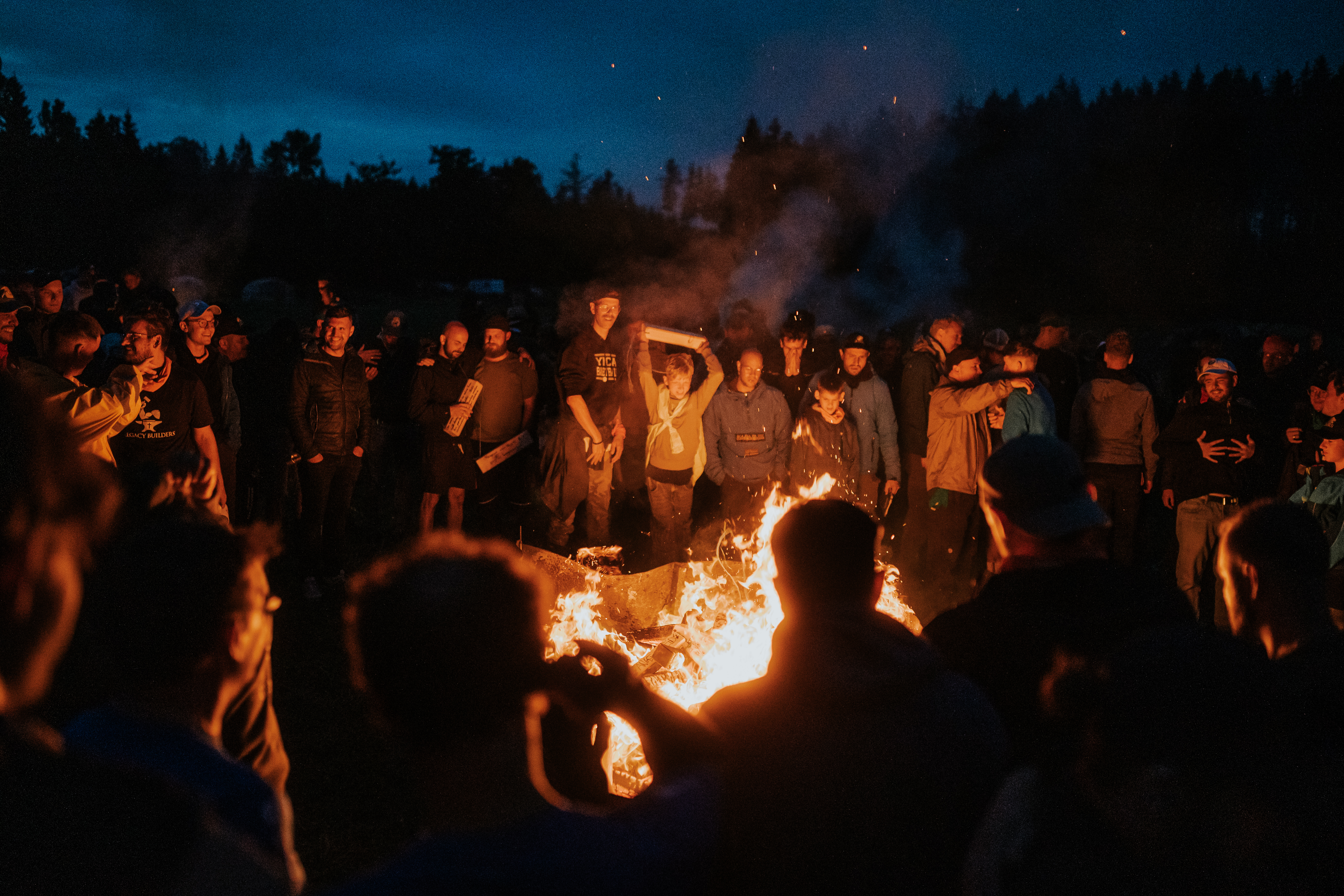 Balken verbennen Männer Camp Feuer Brüderschaft